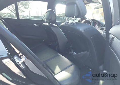 2010 Mercedes-Benz C 300 Luxury/Sport z USA, uszkodzony, nr VIN WDDGF5EBXAR120718